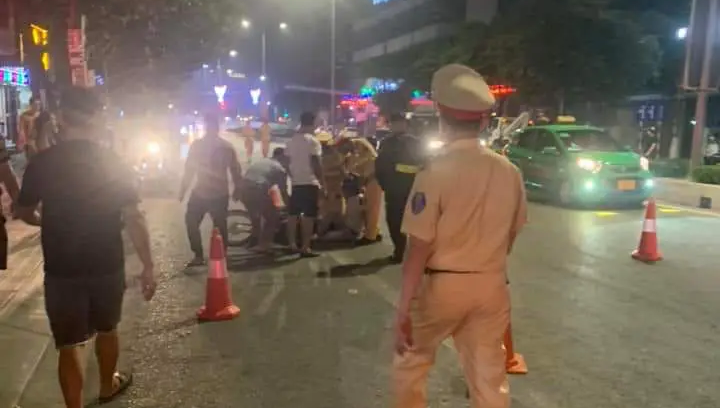 Nam thanh ni&ecirc;n say rượu định th&ocirc;ng chốt kiểm tra nồng độ cồn - Ảnh 1.