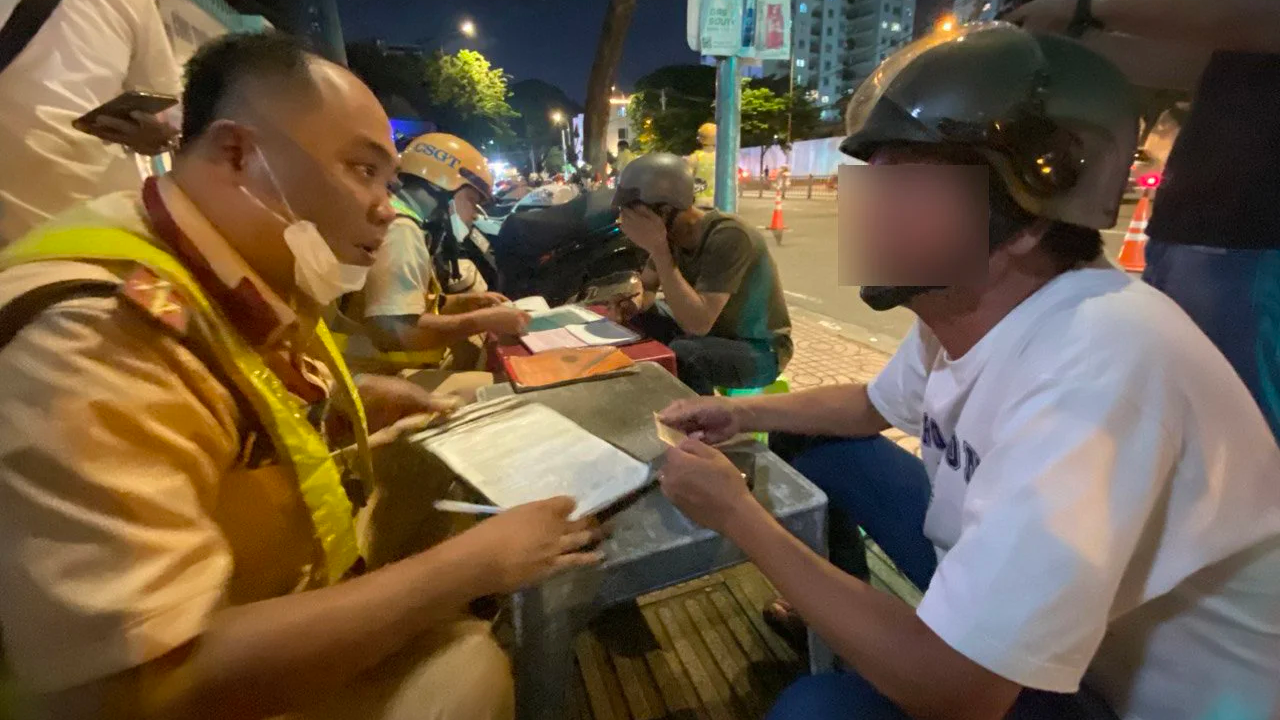 Ma men khai kh&ocirc;ng biết chữ qu&aacute;t nạt CSGT, "h&agrave;nh" c&ocirc;ng an phường phải về lấy mực điểm chỉ  - Ảnh 8.