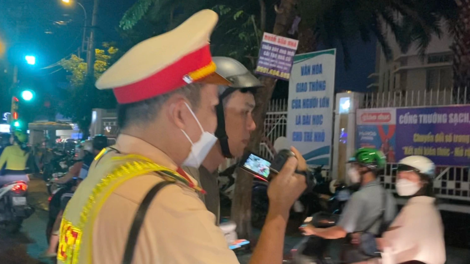 Ma men khai kh&ocirc;ng biết chữ qu&aacute;t nạt CSGT, "h&agrave;nh" c&ocirc;ng an phường phải về lấy mực điểm chỉ  - Ảnh 6.