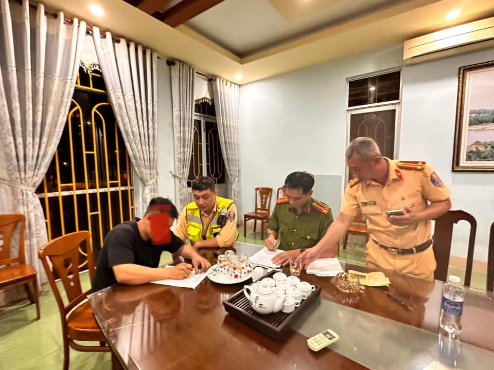 Quảng Ng&atilde;i: Ph&aacute;t hiện hai t&agrave;i xế xe tải đường d&agrave;i dương t&iacute;nh với ma t&uacute;y - Ảnh 1.