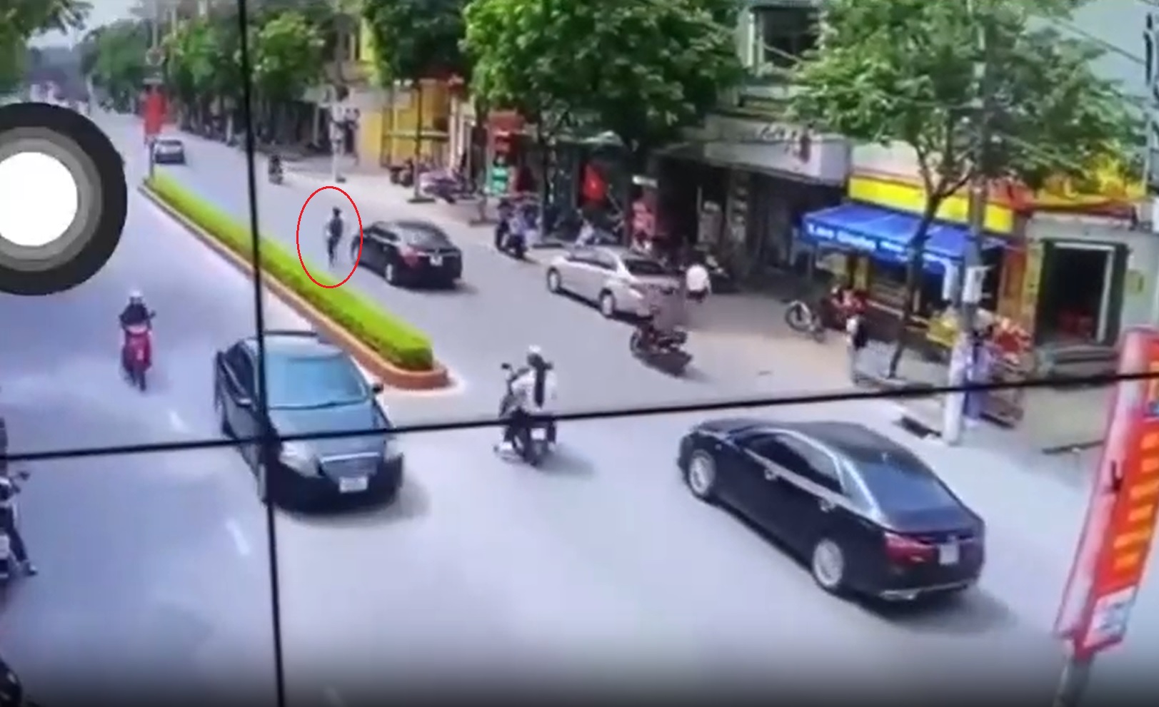 Chạy tạt đầu &ocirc; t&ocirc; l&uacute;c tan trường, một nam sinh bị thương - Ảnh 1.