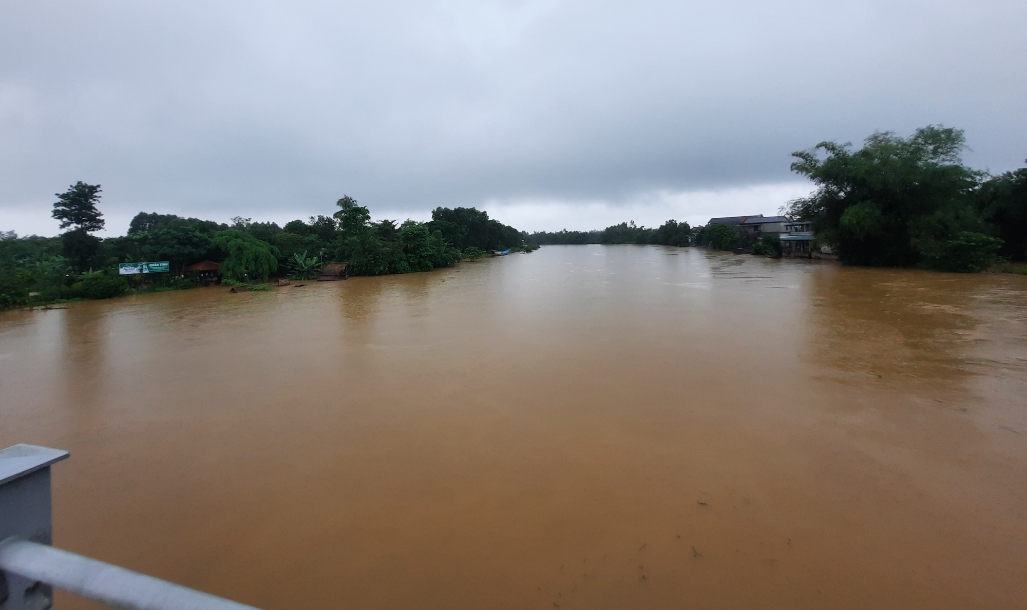 T&agrave;u c&aacute; Quảng B&igrave;nh đứt neo, tr&ocirc;i dạt tại v&ugrave;ng biển Quảng Trị - Ảnh 1.