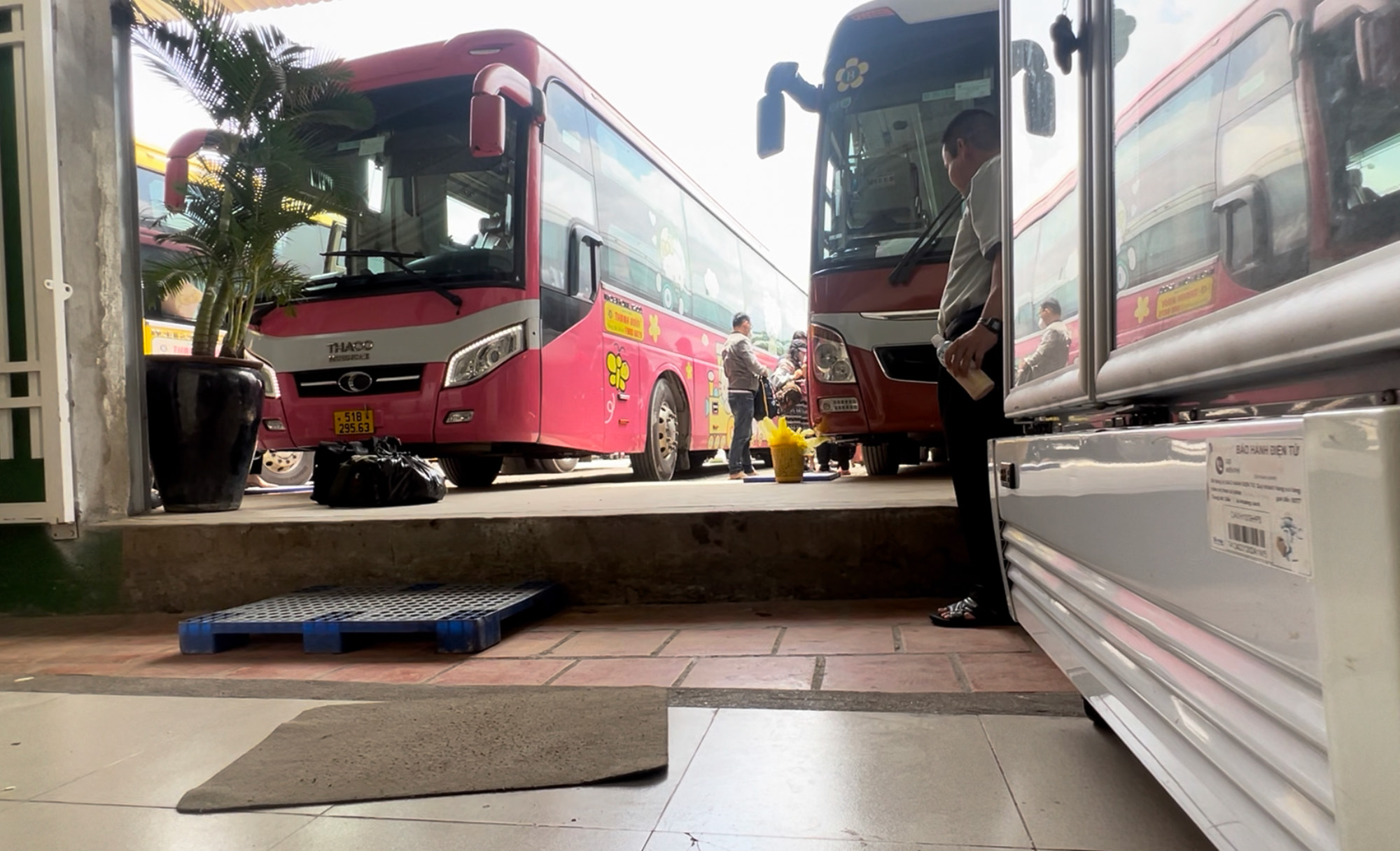 Bị kiểm tra, nh&agrave; xe Th&agrave;nh Bưởi đổi điểm đ&oacute;n kh&aacute;ch qua vị tr&iacute; kh&aacute;c - Ảnh 3.