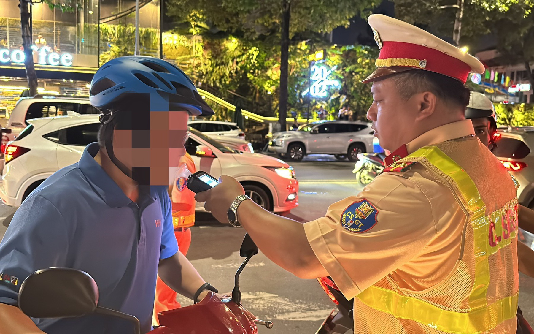 Kiểm tra nồng độ cồn, CSGT Đồng Nai ph&aacute;t hiện dao tự chế