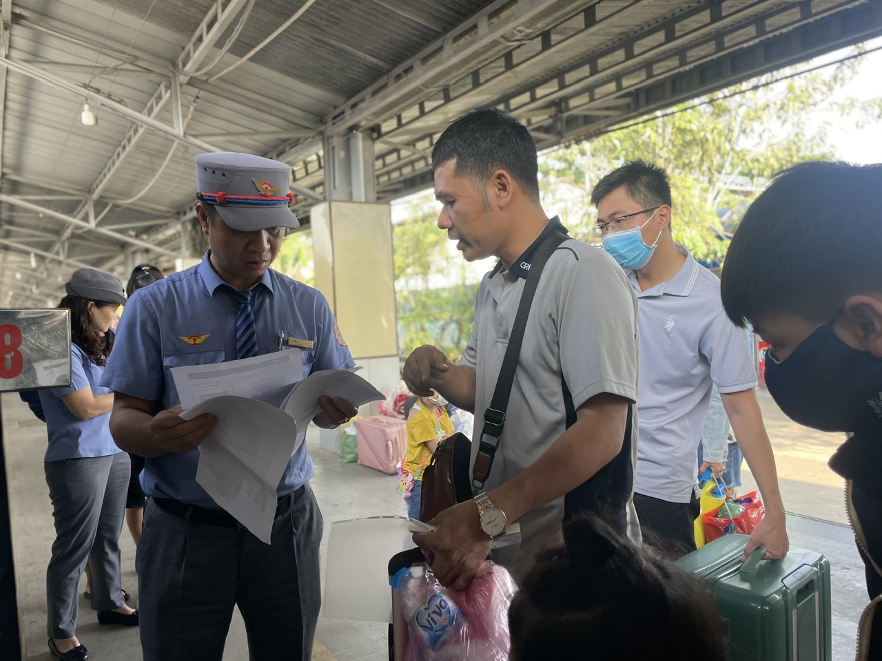 Đường sắt mở b&aacute;n v&eacute; t&agrave;u Tết Nguyến đ&aacute;n Gi&aacute;p Th&igrave;n - Ảnh 1.