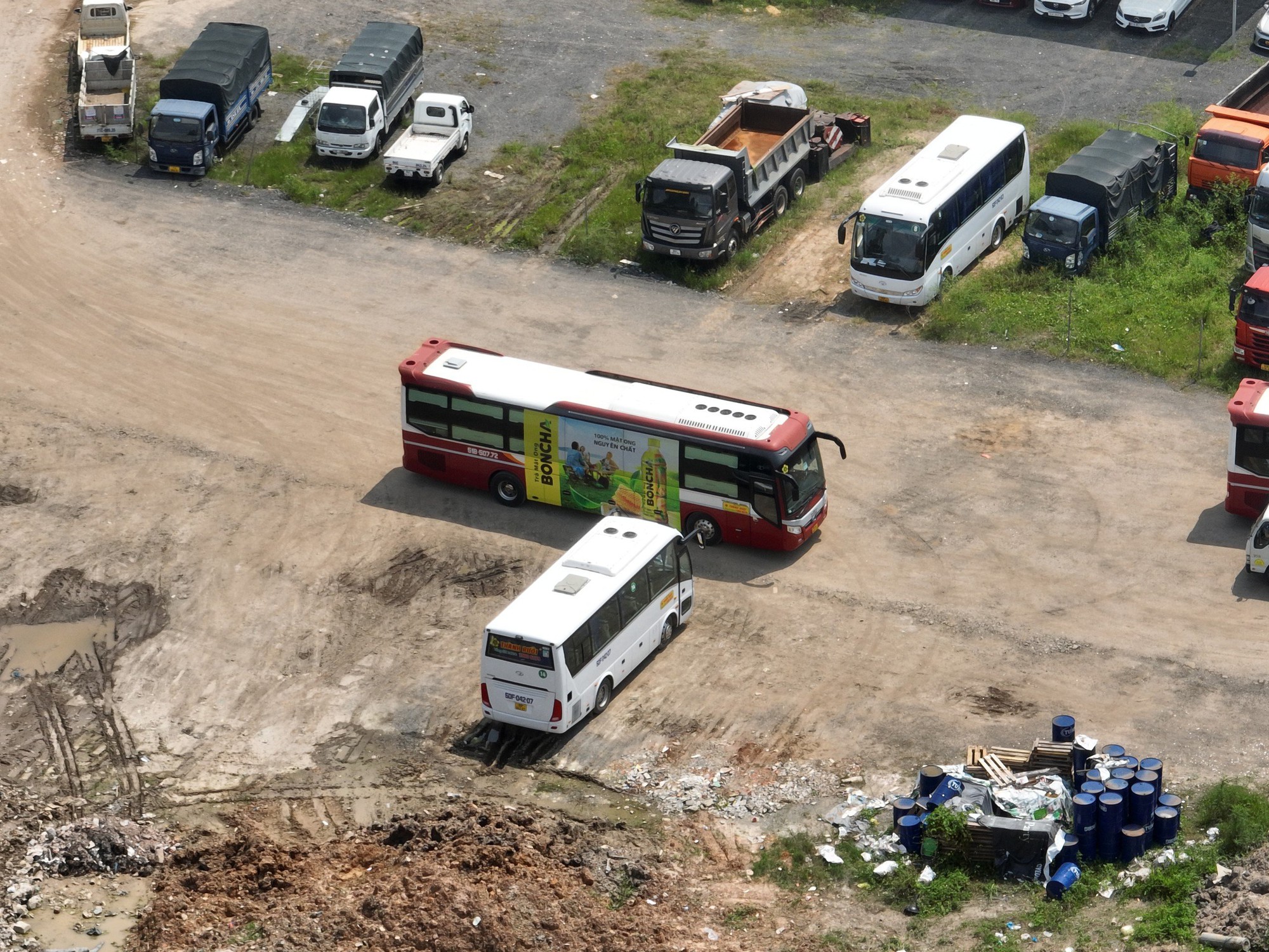 Dẹp b&atilde;i xe n&agrave;y, Th&agrave;nh Bưởi chạy sang b&atilde;i kh&aacute;c đ&oacute;n kh&aacute;ch - Ảnh 6.