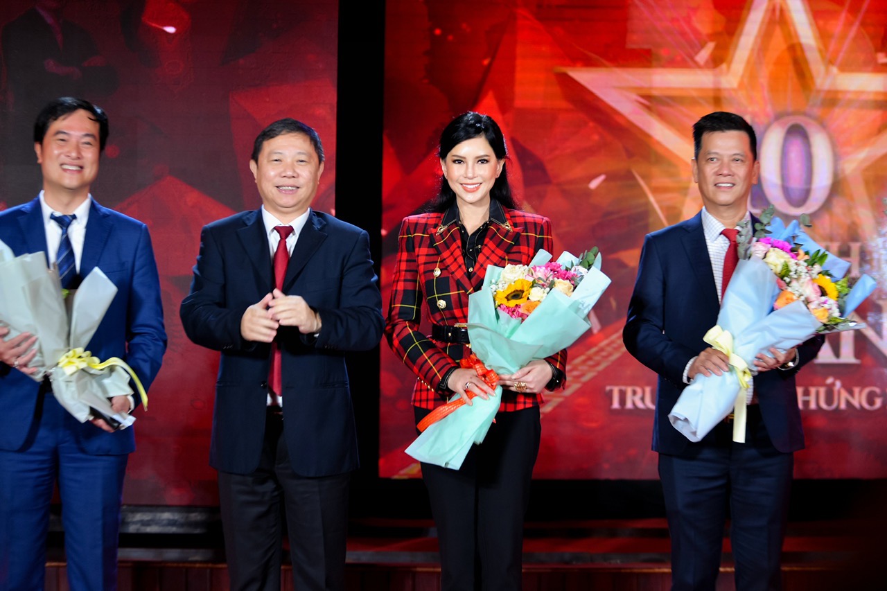 Doanh nh&acirc;n Thuỷ Ti&ecirc;n được vinh danh Doanh nh&acirc;n truyền cảm hứng - Ảnh 2.