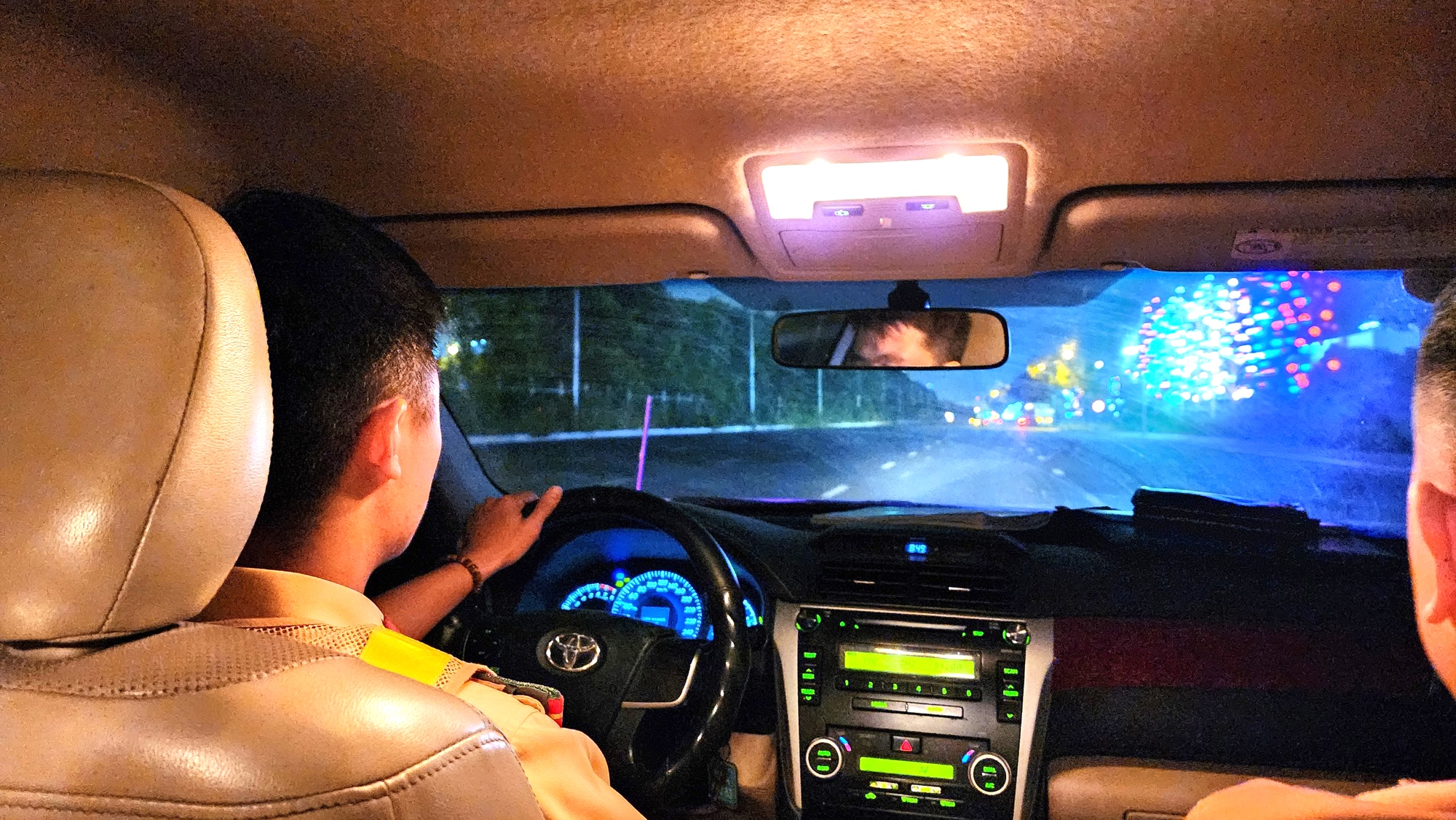 Quên cân trước khi ra khỏi công ty, tài xế tiếc nuối vì bị phạt chở quá tải - Ảnh 12. Quên cân trước khi ra khỏi công ty, tài xế tiếc nuối vì bị phạt chở quá tải - Ảnh 12.