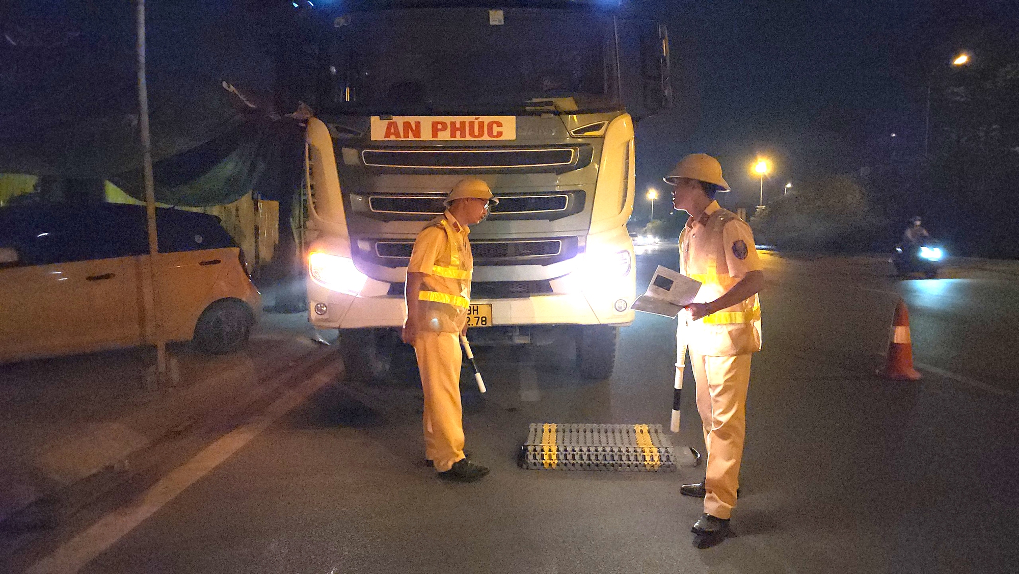 Quên cân trước khi ra khỏi công ty, tài xế tiếc nuối vì bị phạt chở quá tải - Ảnh 13. Quên cân trước khi ra khỏi công ty, tài xế tiếc nuối vì bị phạt chở quá tải - Ảnh 13.