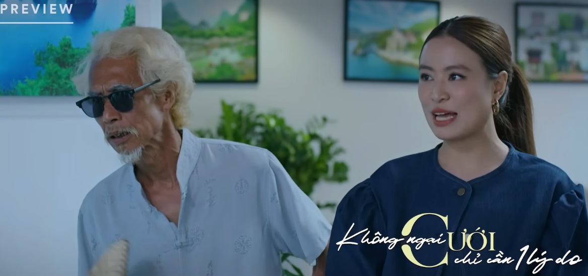 Yến đưa gia đ&igrave;nh đến thăm chỗ l&agrave;m việc mới.