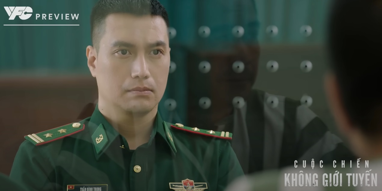 Đồn trưởng Trung (Việt Anh) tận tay đưa thư của bé Măng tới bố đang ở tù Đồn trưởng Trung (Việt Anh) tận tay đưa thư của bé Măng tới bố đang ở tù