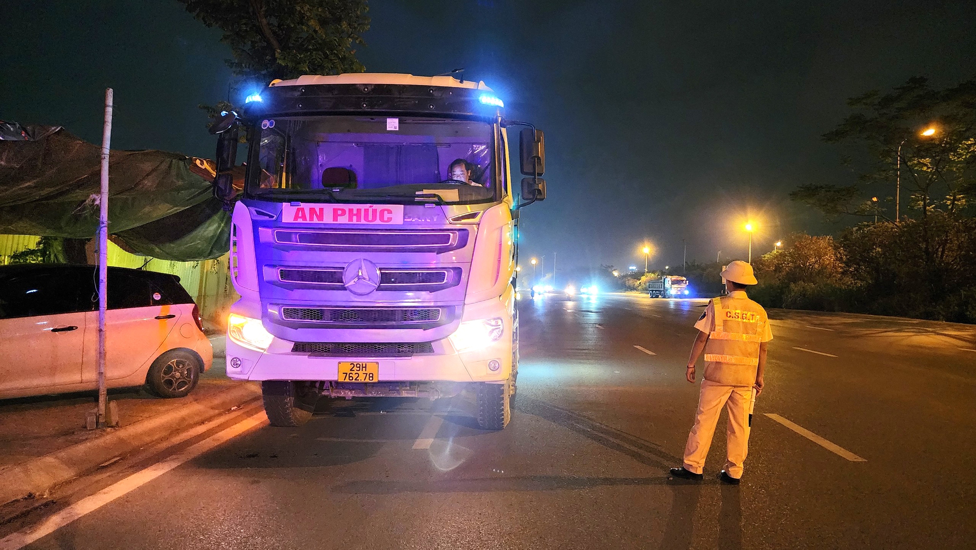 Quên cân trước khi ra khỏi công ty, tài xế tiếc nuối vì bị phạt chở quá tải - Ảnh 4. Quên cân trước khi ra khỏi công ty, tài xế tiếc nuối vì bị phạt chở quá tải - Ảnh 4.