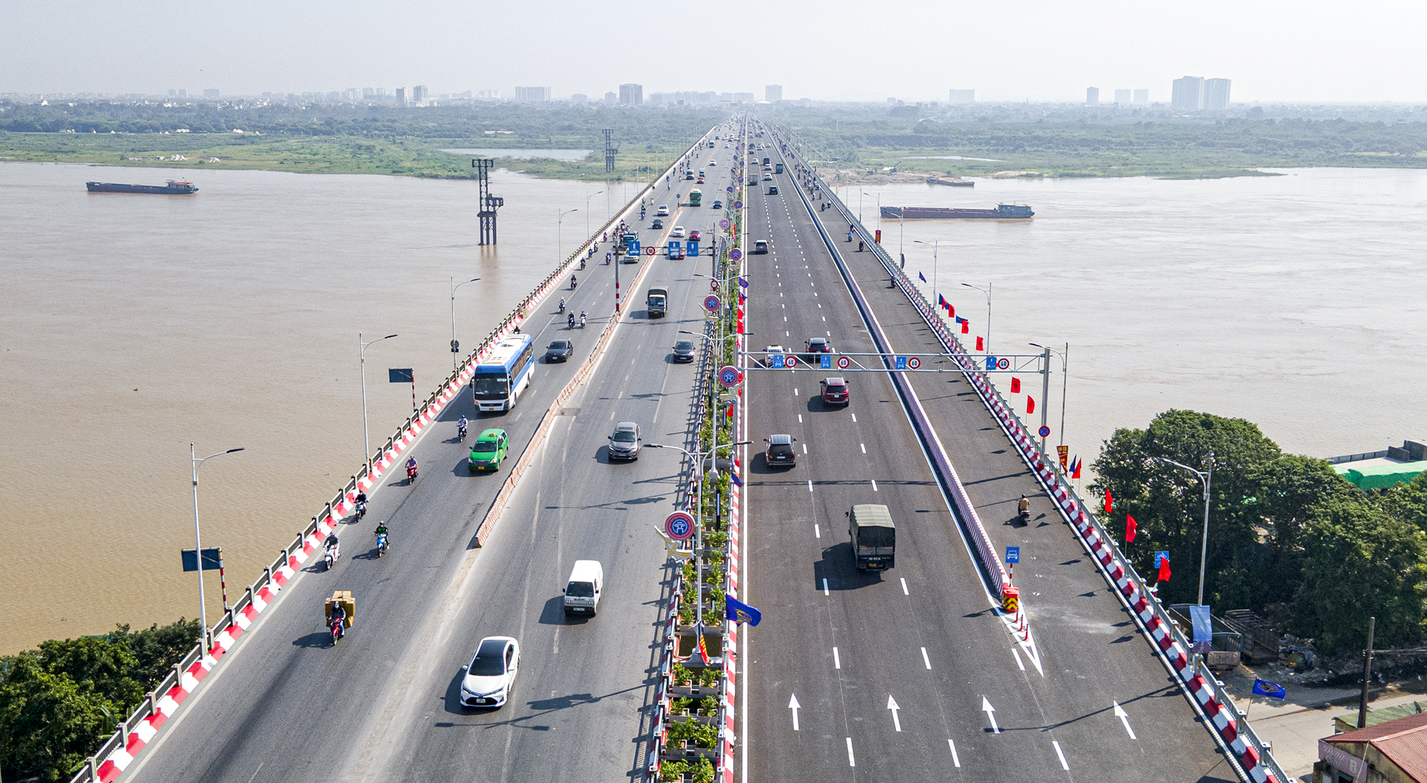 H&agrave; Nội: Tăng tốc đầu tư hạ tầng giao th&ocirc;ng, giảm &ugrave;n tắc - Ảnh 1.