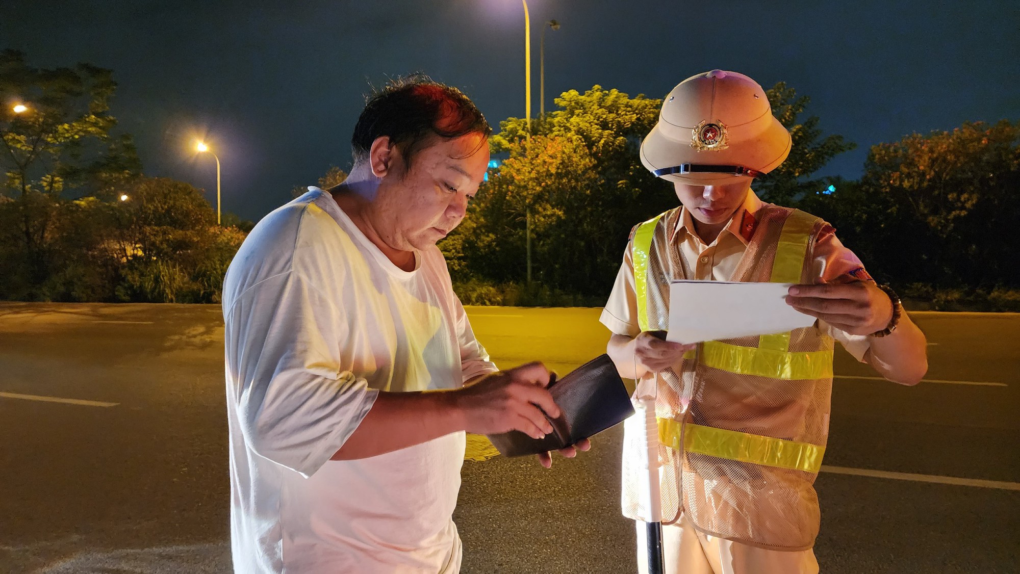 Quên cân trước khi ra khỏi công ty, tài xế tiếc nuối vì bị phạt chở quá tải - Ảnh 7. Quên cân trước khi ra khỏi công ty, tài xế tiếc nuối vì bị phạt chở quá tải - Ảnh 7.