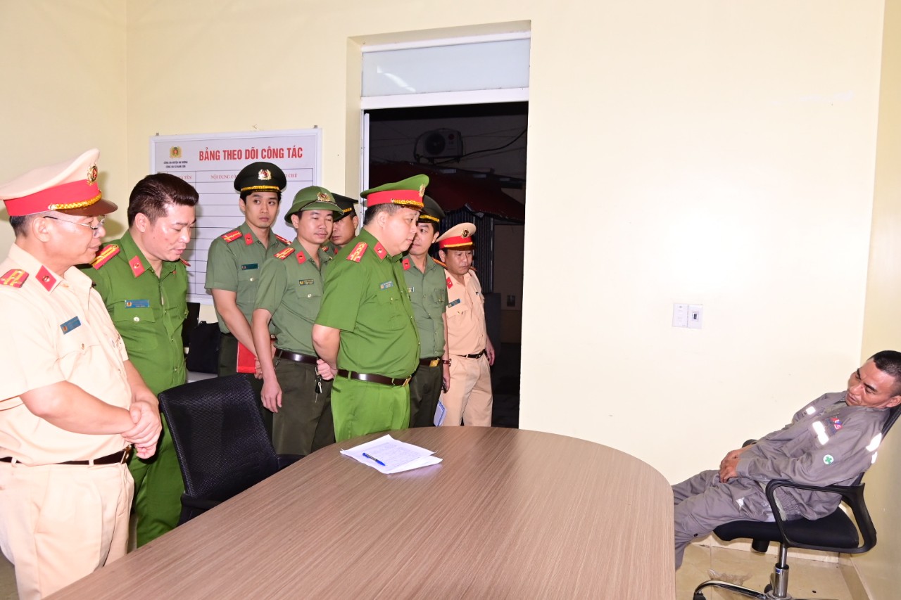 Ph&oacute; gi&aacute;m đốc C&ocirc;ng an TP Hải Ph&ograve;ng xuống đường chỉ đạo bắt "ma men" - Ảnh 8.
