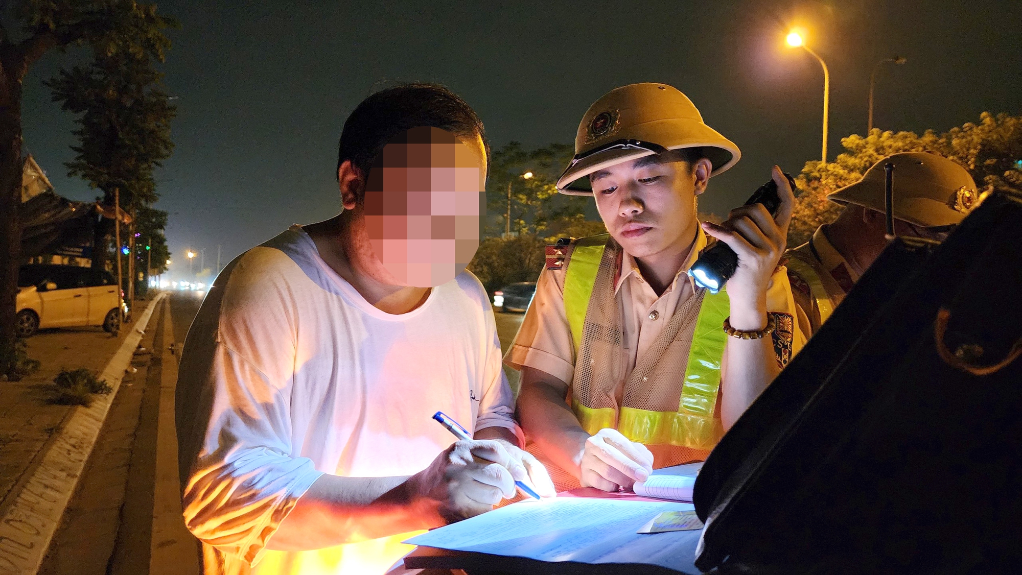 Quên cân trước khi ra khỏi công ty, tài xế tiếc nuối vì bị phạt chở quá tải - Ảnh 9. Quên cân trước khi ra khỏi công ty, tài xế tiếc nuối vì bị phạt chở quá tải - Ảnh 9.