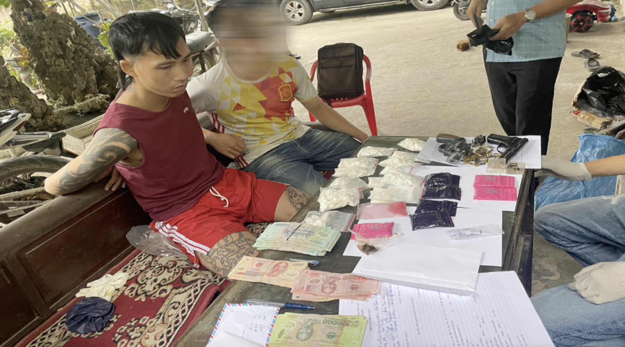 Ph&aacute; đường d&acirc;y ma tu&yacute;, C&ocirc;ng an thu giữ s&uacute;ng qu&acirc;n dụng v&agrave; k&iacute;p nổ - Ảnh 2.