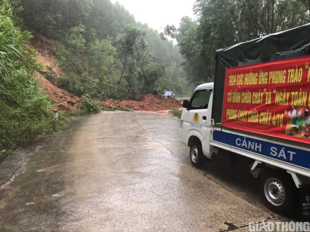 Mưa lớn nhiều tuyến đường ở H&agrave; Tĩnh sạt lở, sẵn s&agrave;ng l&ecirc;n phương &aacute;n di tản người d&acirc;n  - Ảnh 3.
