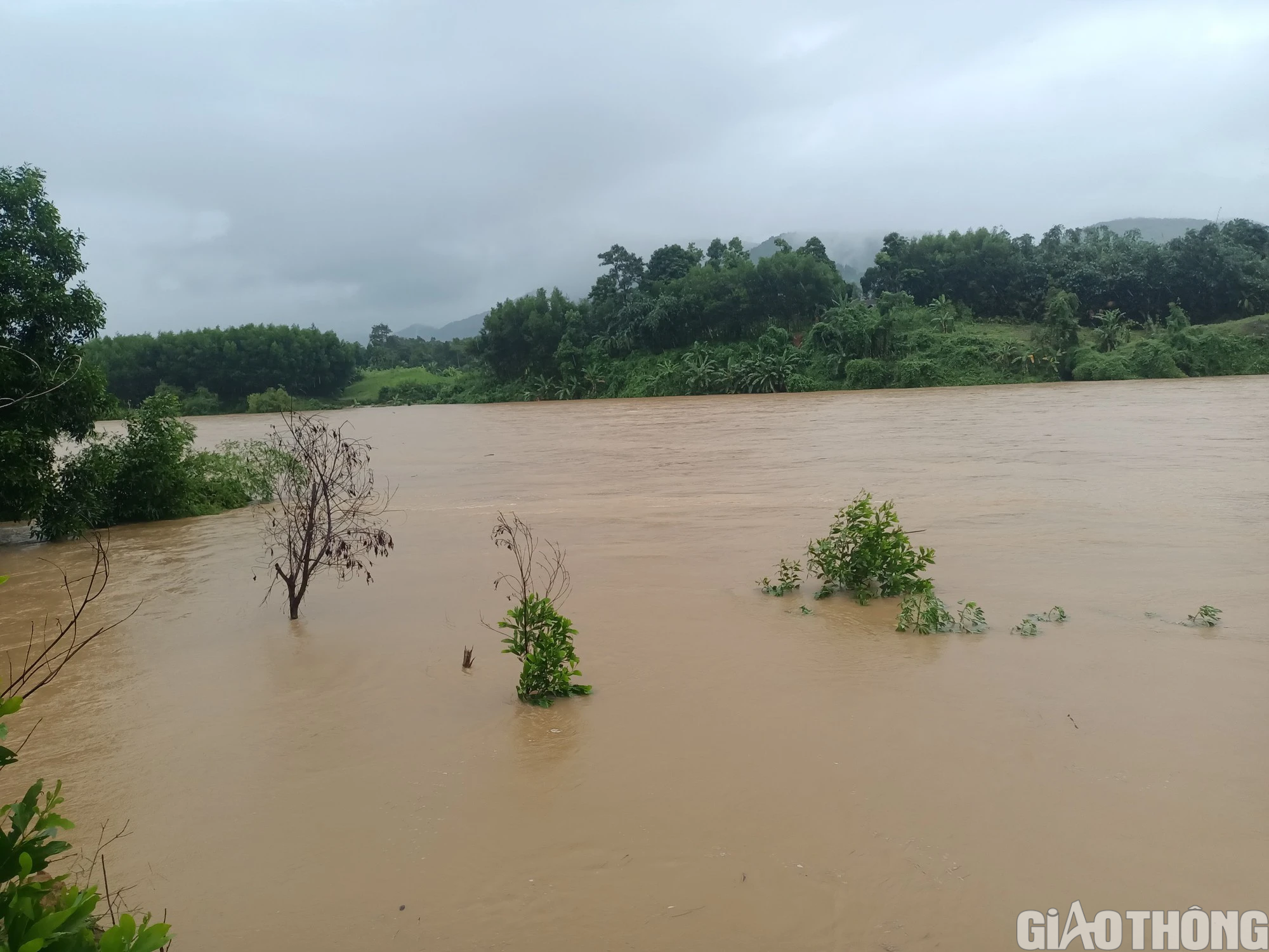 Mưa lớn nhiều tuyến đường ở H&agrave; Tĩnh sạt lở, sẵn s&agrave;ng l&ecirc;n phương &aacute;n di tản người d&acirc;n  - Ảnh 4.