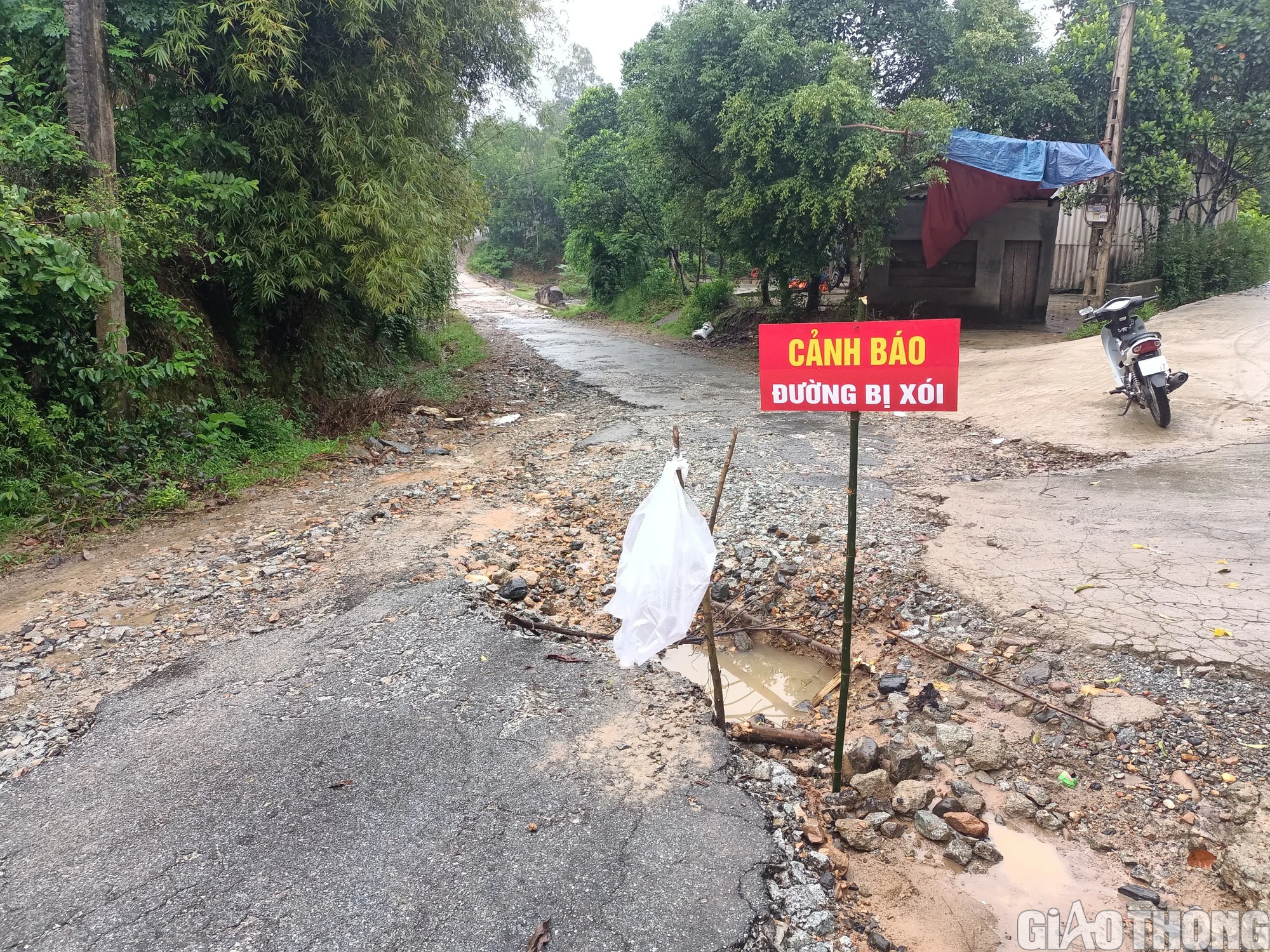 Mưa lớn nhiều tuyến đường ở H&agrave; Tĩnh sạt lở, sẵn s&agrave;ng l&ecirc;n phương &aacute;n di tản người d&acirc;n  - Ảnh 5.
