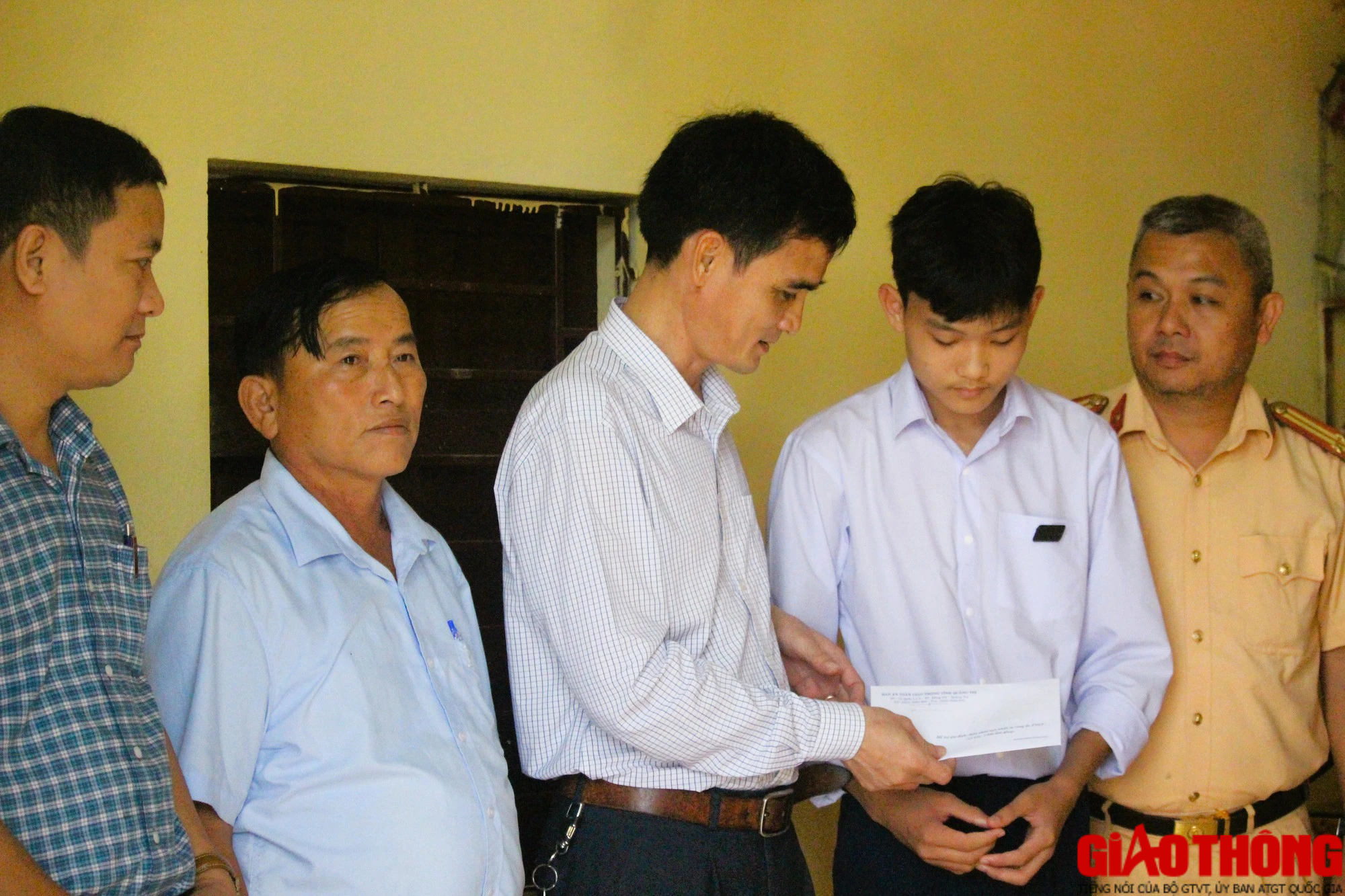 Nam học sinh ngh&egrave;o mồ c&ocirc;i ở Quảng Trị học giỏi, mơ ước được l&agrave;m c&ocirc;ng an - Ảnh 3.