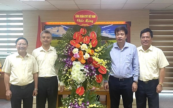 C&ocirc;ng đo&agrave;n GTVT Việt Nam ch&uacute;c mừng c&aacute;c doanh nghiệp nh&acirc;n ng&agrave;y Doanh nh&acirc;n