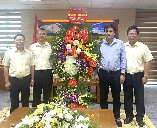 C&ocirc;ng đo&agrave;n GTVT Việt Nam ch&uacute;c mừng c&aacute;c doanh nghiệp nh&acirc;n ng&agrave;y Doanh nh&acirc;n - Ảnh 1.