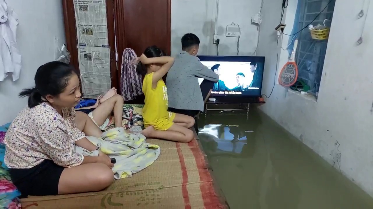 Nước ngập v&agrave;o nh&agrave; cả nửa m&eacute;t, người Đ&agrave; Nẵng bắt đầu chạy lụt - Ảnh 1.