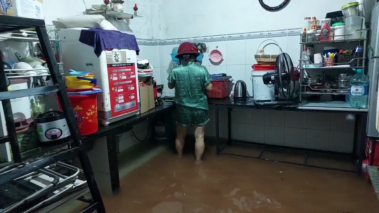 Nước ngập v&agrave;o nh&agrave; cả nửa m&eacute;t, người Đ&agrave; Nẵng bắt đầu chạy lụt - Ảnh 4.
