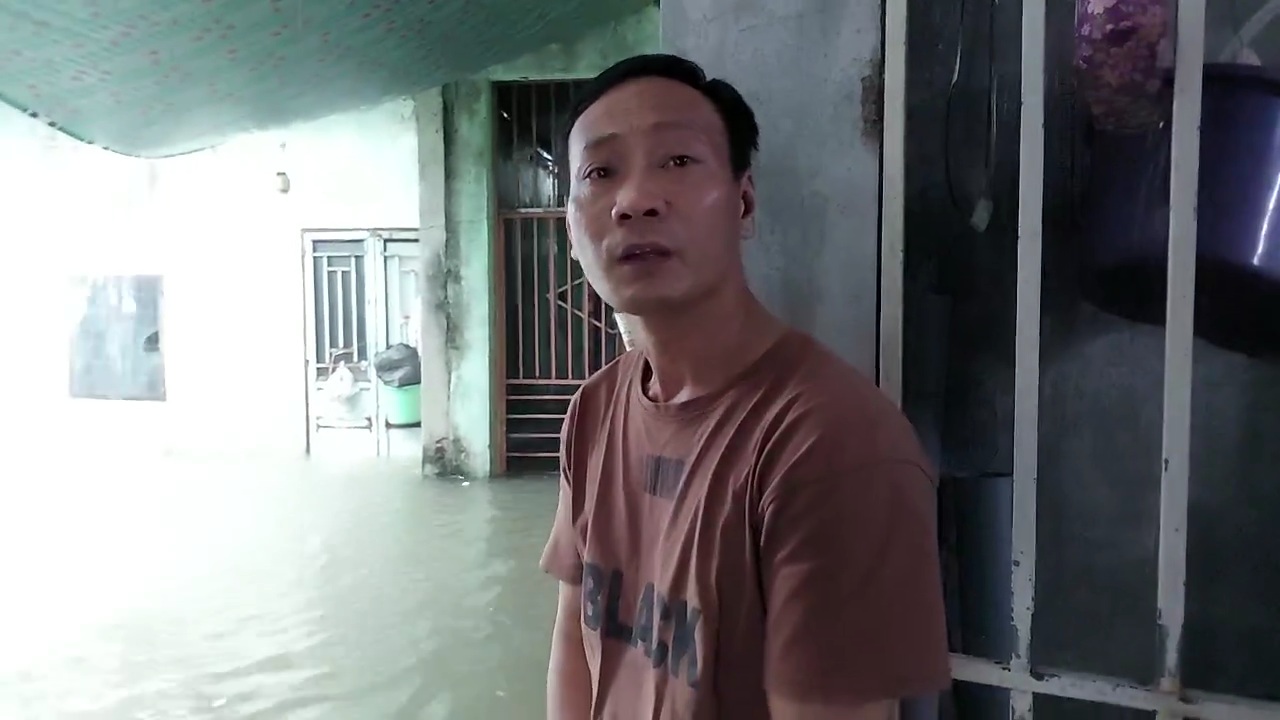 Nước ngập v&agrave;o nh&agrave; cả nửa m&eacute;t, người Đ&agrave; Nẵng bắt đầu chạy lụt - Ảnh 6.