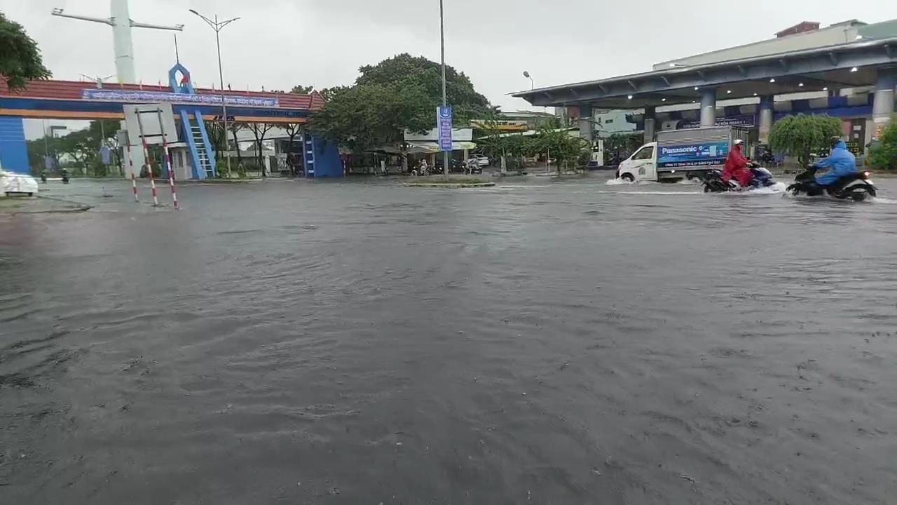 Nước ngập v&agrave;o nh&agrave; cả nửa m&eacute;t, người Đ&agrave; Nẵng bắt đầu chạy lụt - Ảnh 7.
