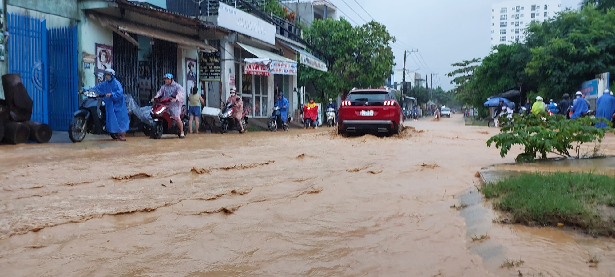 Nước ngập v&agrave;o nh&agrave; cả nửa m&eacute;t, người Đ&agrave; Nẵng bắt đầu chạy lụt - Ảnh 8.