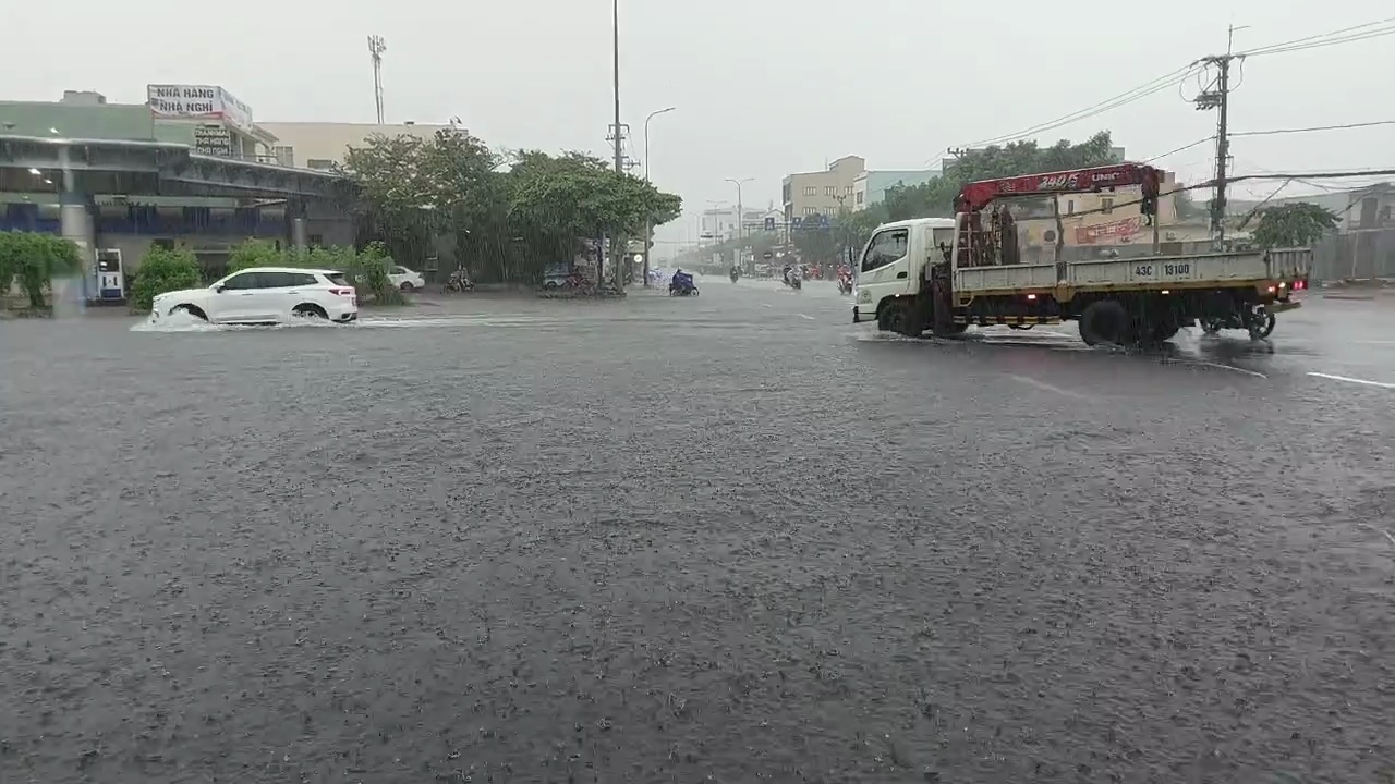 Nước ngập v&agrave;o nh&agrave; cả nửa m&eacute;t, người Đ&agrave; Nẵng bắt đầu chạy lụt - Ảnh 9.