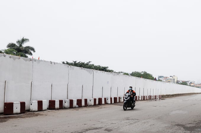 H&agrave; Nội y&ecirc;u cầu nh&agrave; thầu dỡ h&agrave;ng r&agrave;o b&ecirc; t&ocirc;ng tr&ecirc;n đường V&agrave;nh đai 2,5  - Ảnh 1.