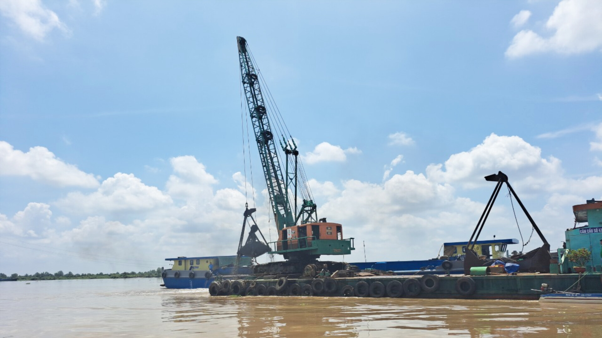 Mỏ c&aacute;t được b&agrave;n giao theo cơ chế đặc th&ugrave; ở Đồng Th&aacute;p đ&atilde; bắt đầu khai th&aacute;c - Ảnh 2.