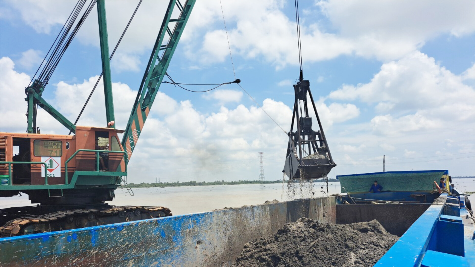 Mỏ c&aacute;t được b&agrave;n giao theo cơ chế đặc th&ugrave; ở Đồng Th&aacute;p đ&atilde; bắt đầu khai th&aacute;c - Ảnh 1.