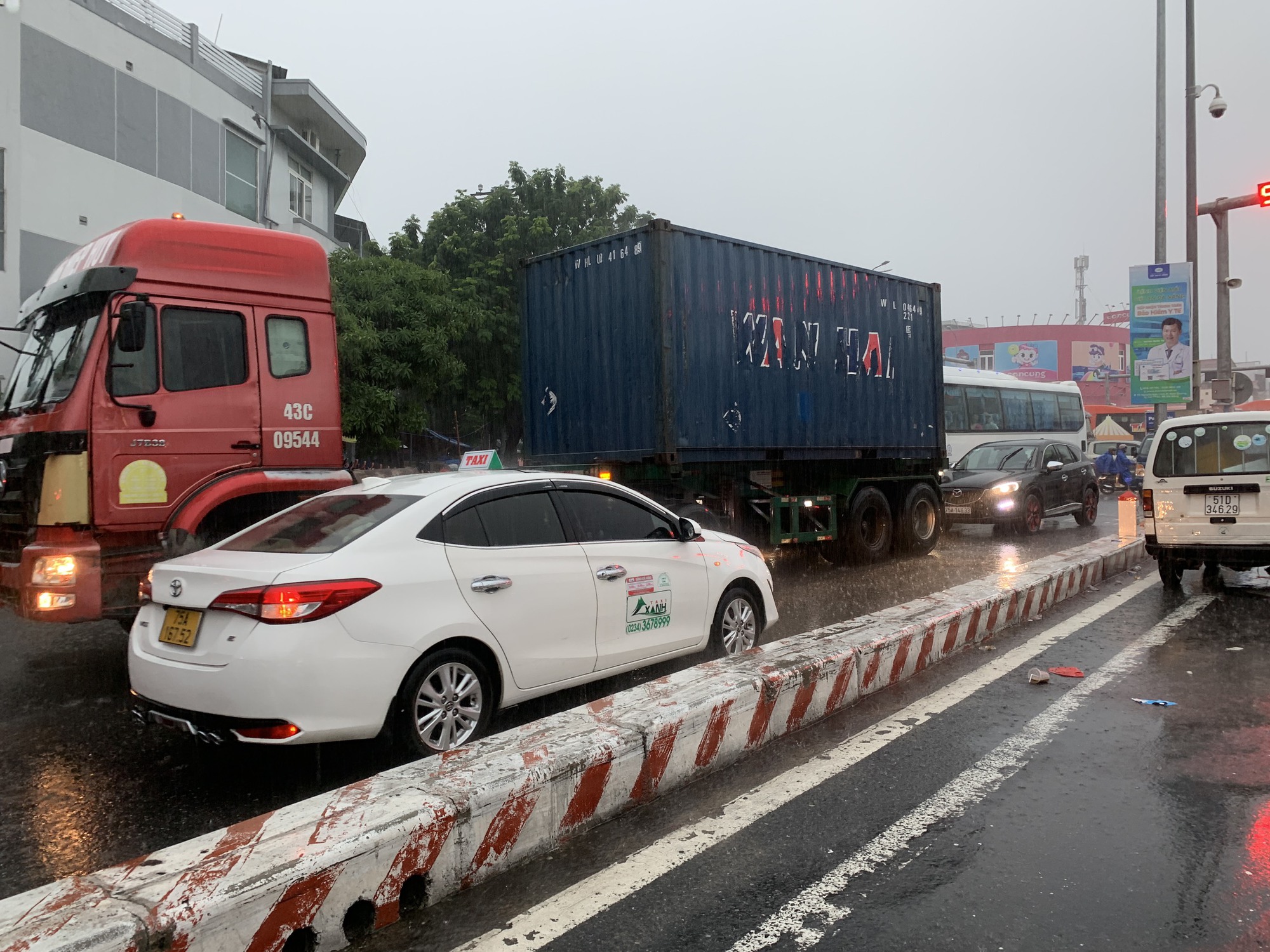 Đ&agrave; Nẵng: Ngập khắp chốn, c&ocirc;ng nh&acirc;n b&igrave; b&otilde;m lội nước về nh&agrave; - Ảnh 6.