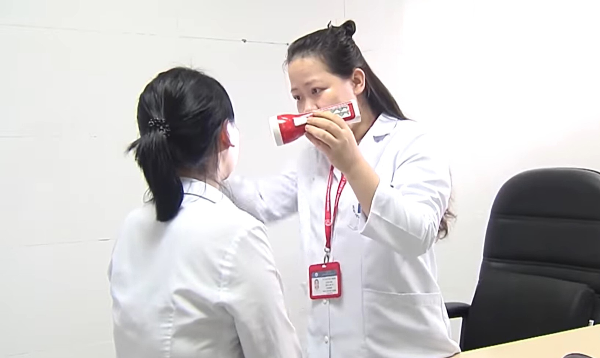 Cảnh b&aacute;o hệ lụy tự &yacute; chữa ngứa khi giao m&ugrave;a - Ảnh 1.
