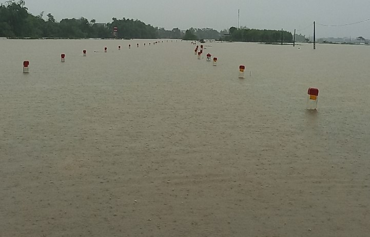 Mưa lớn, h&agrave;ng trăm học sinh c&aacute;c x&atilde; v&ugrave;ng thấp trũng Thừa Thi&ecirc;n Huế phải nghỉ học - Ảnh 2.