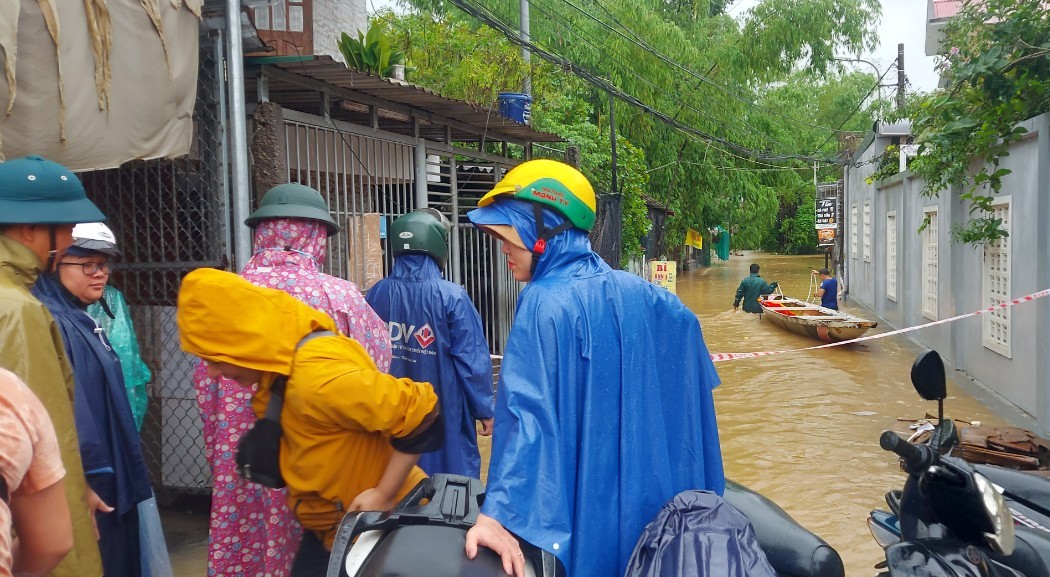 Mưa lớn, Thừa Thi&ecirc;n Huế di dời hơn 140 người d&acirc;n, sinh vi&ecirc;n đến nơi an to&agrave;n - Ảnh 1.