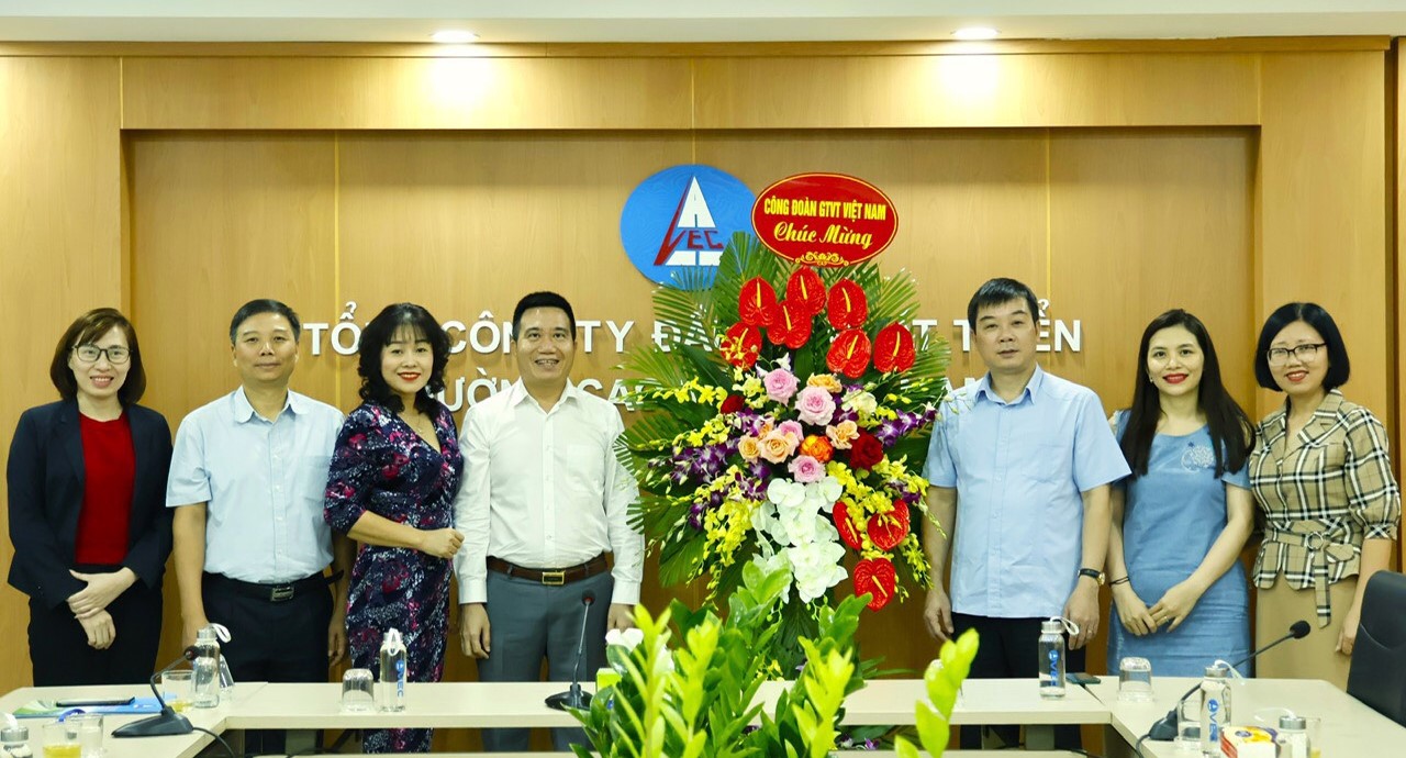 C&ocirc;ng đo&agrave;n GTVT Việt Nam ch&uacute;c mừng c&aacute;c doanh nghiệp nh&acirc;n ng&agrave;y Doanh nh&acirc;n - Ảnh 2.