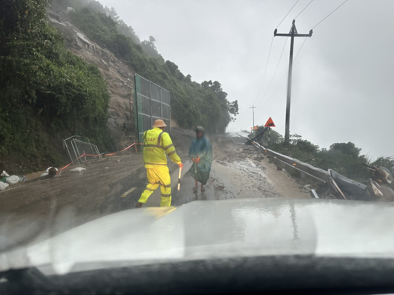 Mưa lớn g&acirc;y sạt lở tr&ecirc;n đ&egrave;o Hải V&acirc;n - Ảnh 2.