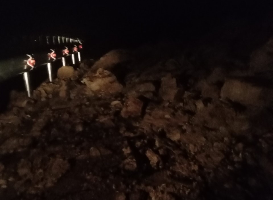 Quảng Nam: Mưa lớn gây sạt lở tại đèo Le - Ảnh 1. Quảng Nam: Mưa lớn gây sạt lở tại đèo Le - Ảnh 1.