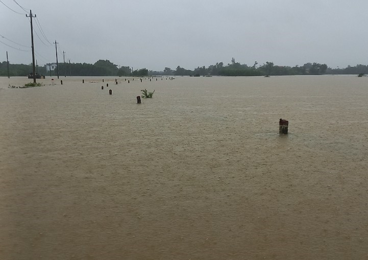 Thừa Thi&ecirc;n Huế: Nhiều tuyến đường ngập s&acirc;u, thủy điện Hương Điền vận h&agrave;nh xả lũ - Ảnh 2.