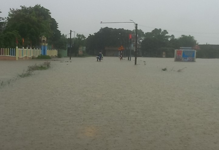Thừa Thi&ecirc;n Huế: Nhiều tuyến đường ngập s&acirc;u, thủy điện Hương Điền vận h&agrave;nh xả lũ - Ảnh 3.