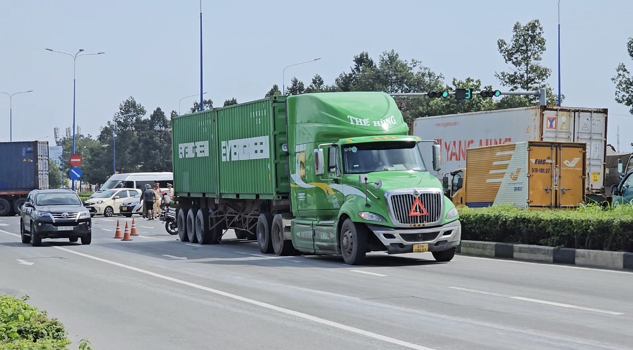 Xe container t&ocirc;ng xe tải đang băng qua đường, t&agrave;i xế v&agrave; lơ xe nhập viện   - Ảnh 1.