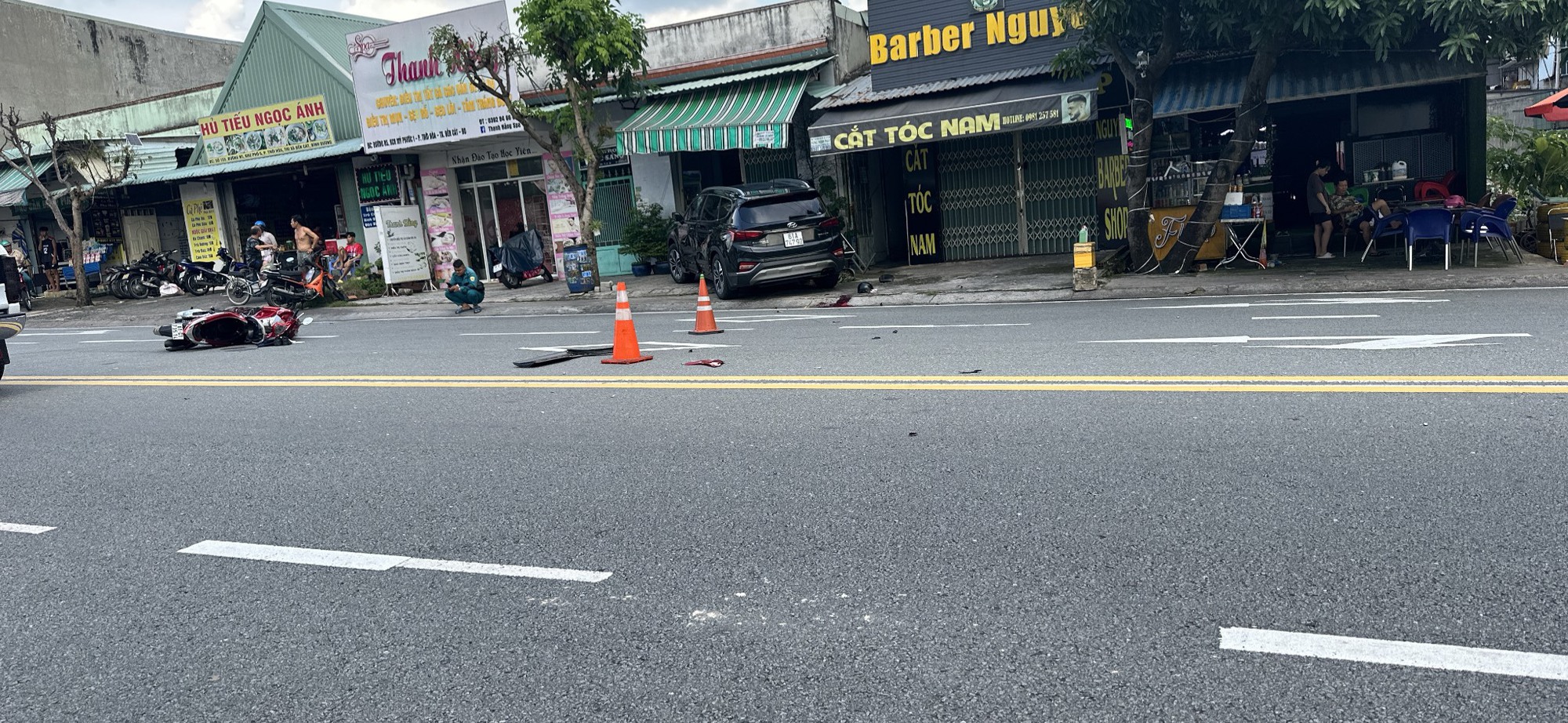 Xe m&aacute;y va chạm &ocirc; t&ocirc;, thanh ni&ecirc;n bị đẩy đi hơn 5m, tử vong - Ảnh 1.