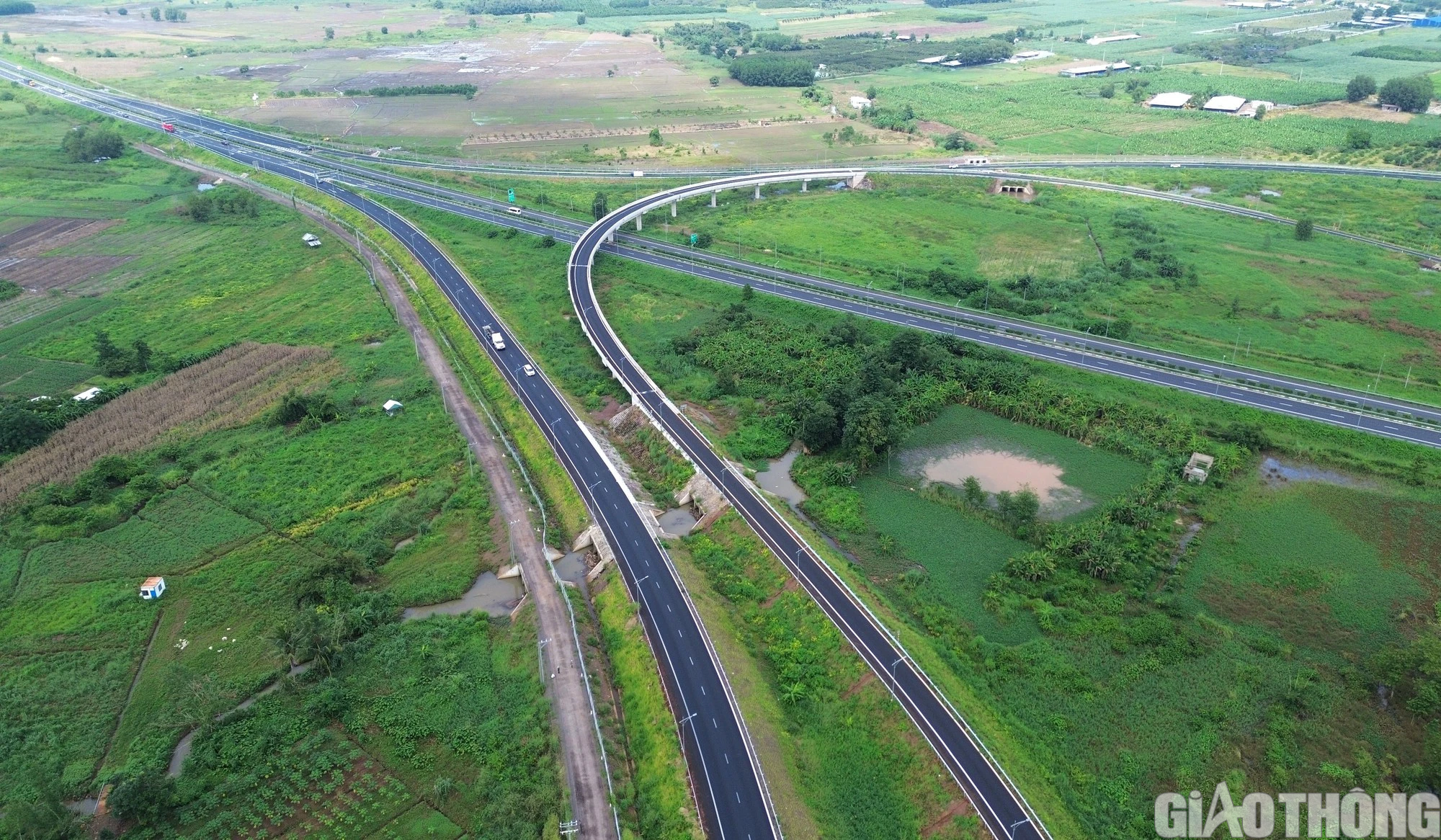 Diện mạo mới tr&ecirc;n cao tốc Phan Thiết - Dầu Gi&acirc;y - Ảnh 1.