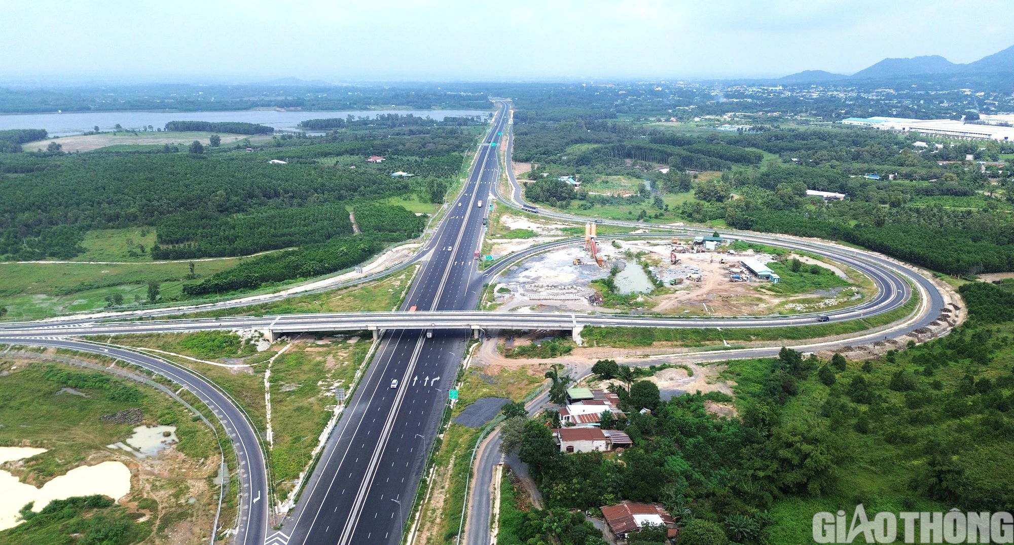 Diện mạo mới tr&ecirc;n cao tốc Phan Thiết - Dầu Gi&acirc;y - Ảnh 7.