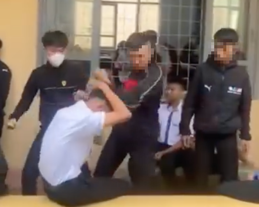 Cảnh c&aacute;o ba nam sinh đ&aacute;nh tới tấp bạn học - Ảnh 1.